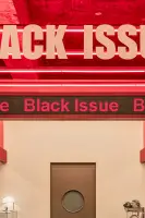 강렬한 레드 네온이 빛나는 BLACK ISSUE 카페